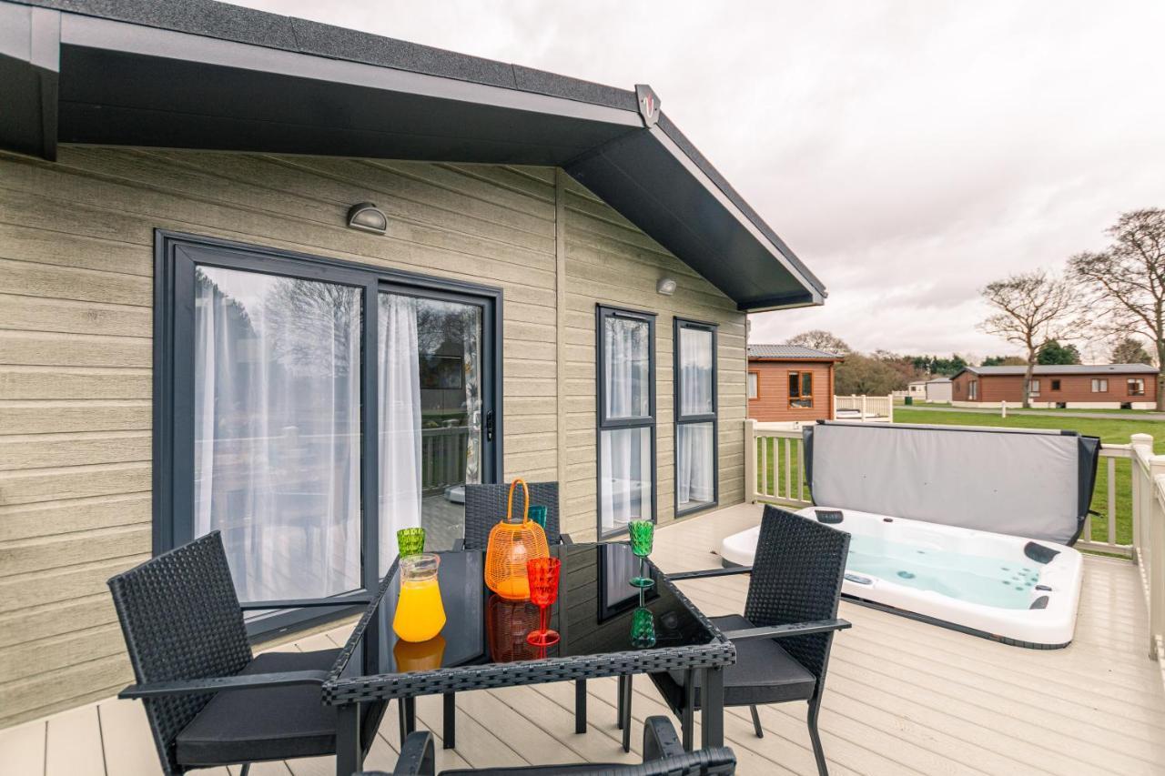Honeysuckle Lodge With Hot Tub York Kültér fotó